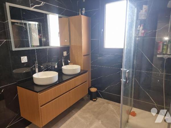 Maison contemporaine avec piscine, pool house et prestations de qualité ? Terrain de 1 750 m². ...