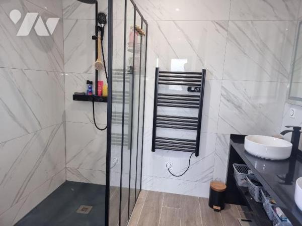 Maison contemporaine avec piscine, pool house et prestations de qualité ? Terrain de 1 750 m². ...