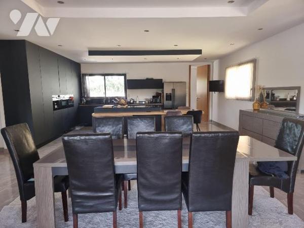 Maison contemporaine avec piscine, pool house et prestations de qualité ? Terrain de 1 750 m². ...