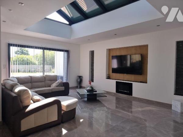 Maison contemporaine avec piscine, pool house et prestations de qualité ? Terrain de 1 750 m². ...