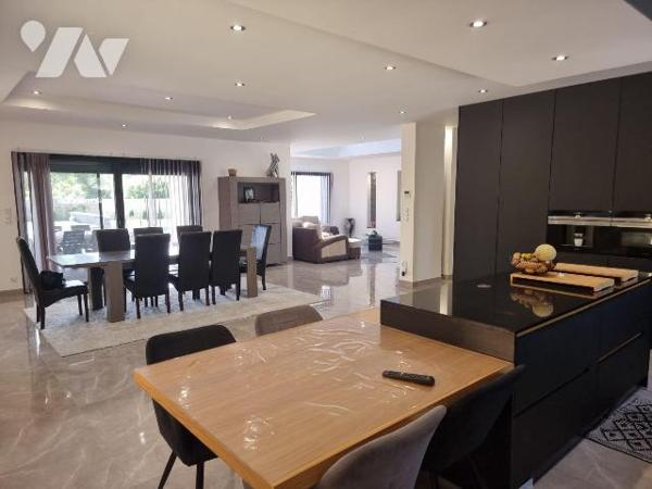 Maison contemporaine avec piscine, pool house et prestations de qualité ? Terrain de 1 750 m². ...