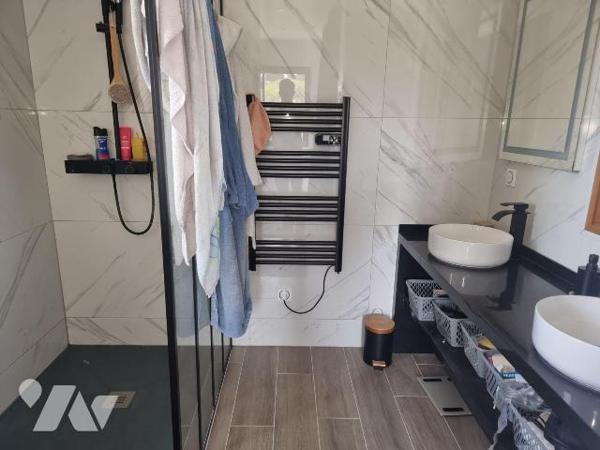 Maison contemporaine avec piscine, pool house et prestations de qualité ? Terrain de 1 750 m². ...