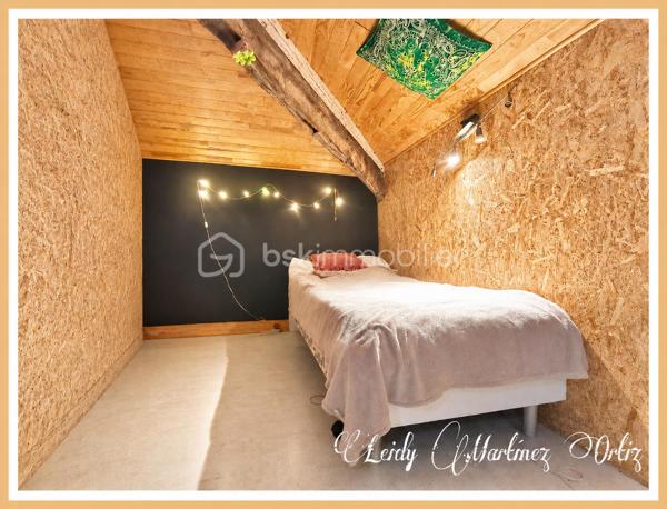 À seulement 2 km de Labastide-d'Armagnac, dans un environnement calme et agréable, venez découvrir cette authentique maison en pierre aux beaux volumes.
D’une surface d’environ 160 m², cette maison de caractère vous séduira par son cachet et sa luminosité.
Au rez-de-chaussée :
Vous profiterez d’un spacieux salon- séjour de 33 m², mettant en valeur un superbe mur en pierre apparente, un parquet en bois massif et une belle hauteur sous plafond de 2,80 m.
Dans son prolongement, une cuisine aménagée de plus de 17 m² avec arrière-cuisine de 6 m².
Une salle d’eau de plus de 5 m² ainsi que des toilettes indépendantes complètent ce niveau.
À l’étage :
Trois grandes chambres lumineuses ainsi qu’une vaste salle de bain d’environ 12 m² avec double vasque et parquet.
Au second niveau :
Une quatrième chambre offrant de multiples possibilités : chambre d’amis, salle de jeux ou espace bureau.
Extérieurs :
Un agréable petit extérieur avec barbecue en béton, idéal pour profiter des beaux jours en toute tranquillité.
Les + :
Maison en pierre pleine de charme
Beaux volumes et hauteur sous plafond
Poutres apparentes
Double vitrage PVC
Électricité refaite (2010-2011)
Toiture refaite en 2010
Fibre optique
Cave
Abri jardin faisant office d'atelier.
Taxe foncière : 550 €
À noter : Des travaux sont à prévoir, offrant un fort potentiel de personnalisation.
📍 Située dans un village paisible au cœur de l’Armagnac, cette maison est idéale pour une résidence principale, secondaire ou un projet locatif.
Contactez -moi dès maintenant pour organiser une visite ! 0784420905  l.martinezortiz@bskimmobilier.com