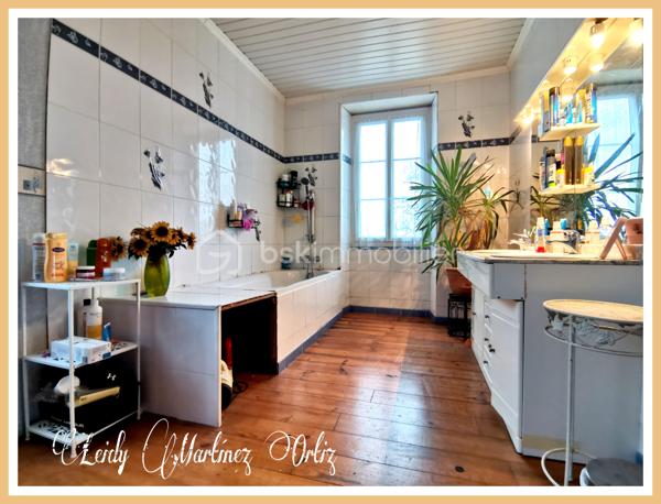 À seulement 2 km de Labastide-d'Armagnac, dans un environnement calme et agréable, venez découvrir cette authentique maison en pierre aux beaux volumes.
D’une surface d’environ 160 m², cette maison de caractère vous séduira par son cachet et sa luminosité.
Au rez-de-chaussée :
Vous profiterez d’un spacieux salon- séjour de 33 m², mettant en valeur un superbe mur en pierre apparente, un parquet en bois massif et une belle hauteur sous plafond de 2,80 m.
Dans son prolongement, une cuisine aménagée de plus de 17 m² avec arrière-cuisine de 6 m².
Une salle d’eau de plus de 5 m² ainsi que des toilettes indépendantes complètent ce niveau.
À l’étage :
Trois grandes chambres lumineuses ainsi qu’une vaste salle de bain d’environ 12 m² avec double vasque et parquet.
Au second niveau :
Une quatrième chambre offrant de multiples possibilités : chambre d’amis, salle de jeux ou espace bureau.
Extérieurs :
Un agréable petit extérieur avec barbecue en béton, idéal pour profiter des beaux jours en toute tranquillité.
Les + :
Maison en pierre pleine de charme
Beaux volumes et hauteur sous plafond
Poutres apparentes
Double vitrage PVC
Électricité refaite (2010-2011)
Toiture refaite en 2010
Fibre optique
Cave
Abri jardin faisant office d'atelier.
Taxe foncière : 550 €
À noter : Des travaux sont à prévoir, offrant un fort potentiel de personnalisation.
📍 Située dans un village paisible au cœur de l’Armagnac, cette maison est idéale pour une résidence principale, secondaire ou un projet locatif.
Contactez -moi dès maintenant pour organiser une visite ! 0784420905  l.martinezortiz@bskimmobilier.com