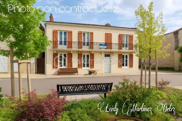À seulement 2 km de Labastide-d'Armagnac, dans un environnement calme et agréable, venez découvrir cette authentique maison en pierre aux beaux volumes.
D’une surface d’environ 160 m², cette maison de caractère vous séduira par son cachet et sa luminosité.
Au rez-de-chaussée :
Vous profiterez d’un spacieux salon- séjour de 33 m², mettant en valeur un superbe mur en pierre apparente, un parquet en bois massif et une belle hauteur sous plafond de 2,80 m.
Dans son prolongement, une cuisine aménagée de plus de 17 m² avec arrière-cuisine de 6 m².
Une salle d’eau de plus de 5 m² ainsi que des toilettes indépendantes complètent ce niveau.
À l’étage :
Trois grandes chambres lumineuses ainsi qu’une vaste salle de bain d’environ 12 m² avec double vasque et parquet.
Au second niveau :
Une quatrième chambre offrant de multiples possibilités : chambre d’amis, salle de jeux ou espace bureau.
Extérieurs :
Un agréable petit extérieur avec barbecue en béton, idéal pour profiter des beaux jours en toute tranquillité.
Les + :
Maison en pierre pleine de charme
Beaux volumes et hauteur sous plafond
Poutres apparentes
Double vitrage PVC
Électricité refaite (2010-2011)
Toiture refaite en 2010
Fibre optique
Cave
Abri jardin faisant office d'atelier.
Taxe foncière : 550 €
À noter : Des travaux sont à prévoir, offrant un fort potentiel de personnalisation.
📍 Située dans un village paisible au cœur de l’Armagnac, cette maison est idéale pour une résidence principale, secondaire ou un projet locatif.
Contactez -moi dès maintenant pour organiser une visite ! 0784420905  l.martinezortiz@bskimmobilier.com