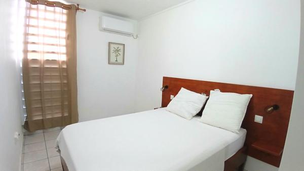 LES ABYMES-Le Raizet: Appartement rénové-Balcon terrasse-2 chambres climatisées