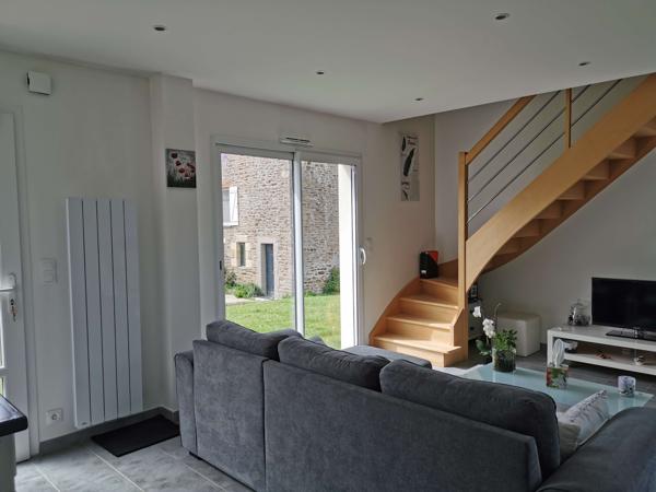 Maison contemporaine à Lanvallay
