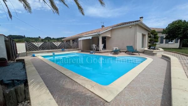 Maison  4 chambres de plain pied avec piscine et garage double