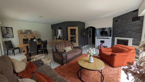 Maison  4 chambres de plain pied avec piscine et garage double