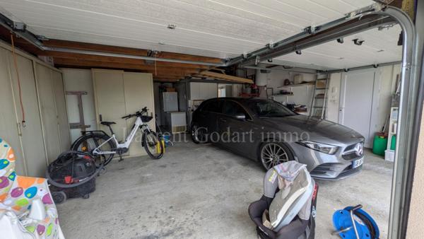 Maison  4 chambres de plain pied avec piscine et garage double