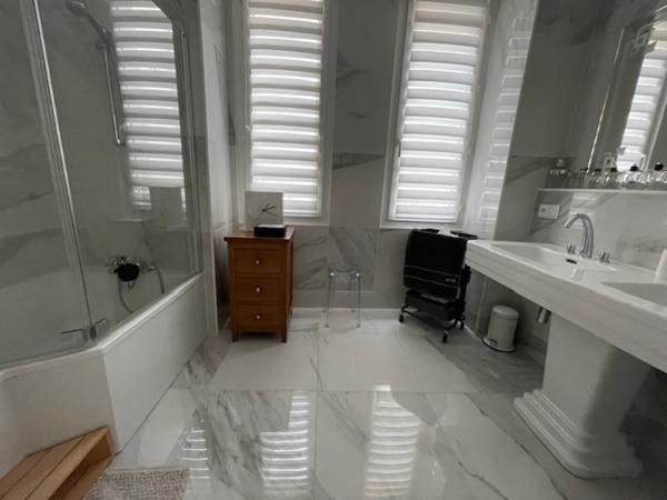 Appartement
                                                                                                                                                                                                                                                                                                                        4 pièce(s)                                                                                                                                                                                                          3 chambre(s)                                                                                                                                                                                                          161.79  m²