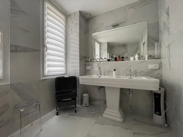 Appartement
                                                                                                                                                                                                                                                                                                                        4 pièce(s)                                                                                                                                                                                                          3 chambre(s)                                                                                                                                                                                                          161.79  m²