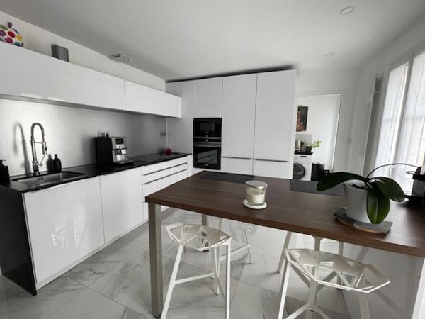 Appartement
                                                                                                                                                                                                                                                                                                                        4 pièce(s)                                                                                                                                                                                                          3 chambre(s)                                                                                                                                                                                                          161.79  m²