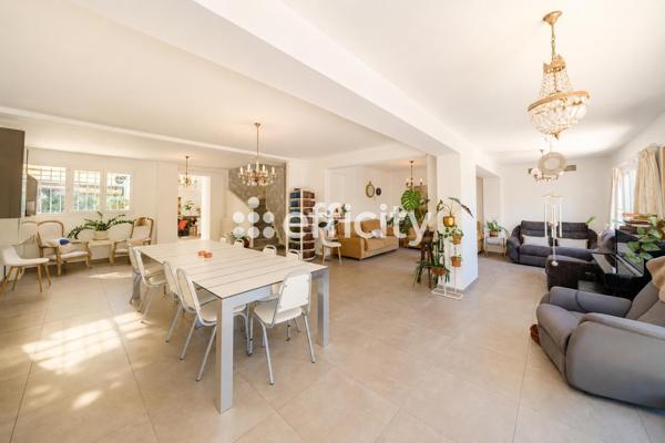 Maison
         7 pièces
        - 252 m² Bien prestige 890 000 € *