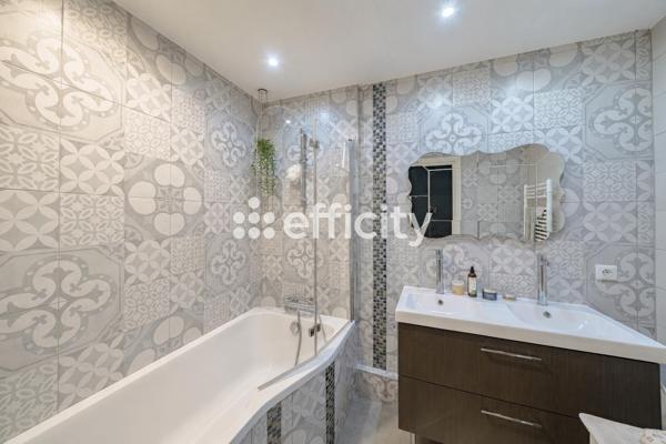 Maison
         7 pièces
        - 252 m² Bien prestige 890 000 € *