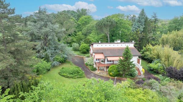 Grande Villa sur Terrain Boisé