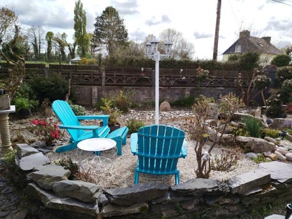 EXCLUSIVITE -PLEVIN- Charmante maison de 4 pièces sur sous-sol surélevé avec grand jardin arboré/paysager et plusieurs dépendances