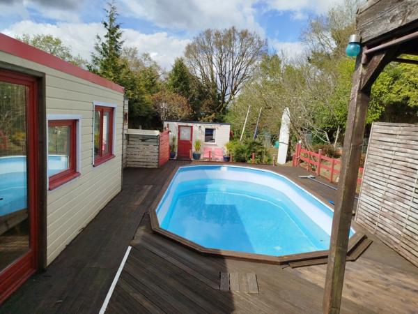 EXCLUSIVITE -PLEVIN- Charmante maison de 4 pièces sur sous-sol surélevé avec grand jardin arboré/paysager et plusieurs dépendances