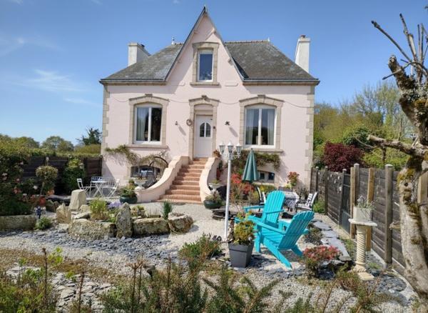 EXCLUSIVITE -PLEVIN- Charmante maison de 4 pièces sur sous-sol surélevé avec grand jardin arboré/paysager et plusieurs dépendances