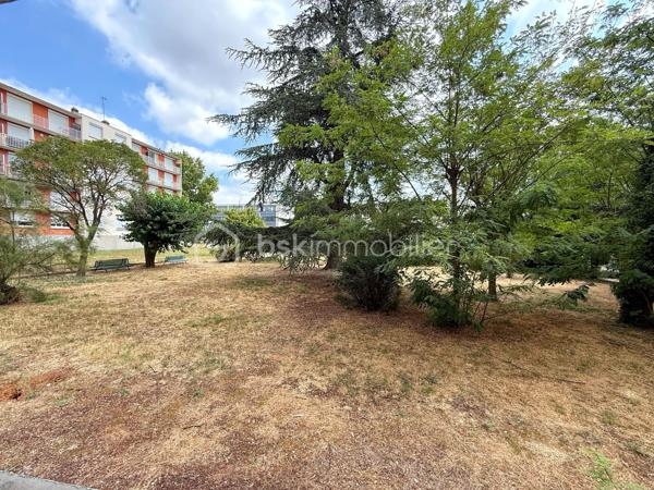 BÉZIERS – CARRÉ D’HORT – APPARTEMENT T3 DE 54 m² – PARKING – CAVE – LOGGIA

📍Situé dans le quartier recherché du Carré d’Hort à Béziers, au sein d’une résidence calme et entourée d’espaces verts, découvrez cet appartement T3 de 54 m² rénové. À proximité immédiate des commerces, des écoles, des transports et des principaux axes routiers, il offre un cadre de vie agréable, idéal pour un premier achat ou un investissement.

🔹 Appartement :
• Salon / séjour lumineux avec vue dégagée sur un parc arboré
• Cuisine aménagée et entièrement équipée
• Loggia 
• 2 chambres avec espaces dressing
• Salle d’eau avec douche
• WC indépendant

✨ Les + :
• Appartement rénové récemment
• Cuisine neuve et entièrement équipée
• Cumulus récent
• Place de parking privative
• Cave privative

ℹ️ Copropriété :
• Charges : 110 € / mois
• Comprenant : chauffage collectif au gaz, provision sur la consommation d’eau, entretien et électricité des parties communes et frais de gestion.

📩 Contactez-moi pour plus d’informations ou organiser une visite.