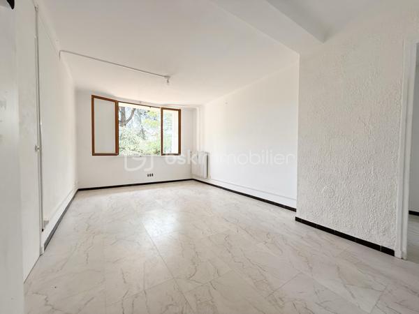 BÉZIERS – CARRÉ D’HORT – APPARTEMENT T3 DE 54 m² – PARKING – CAVE – LOGGIA

📍Situé dans le quartier recherché du Carré d’Hort à Béziers, au sein d’une résidence calme et entourée d’espaces verts, découvrez cet appartement T3 de 54 m² rénové. À proximité immédiate des commerces, des écoles, des transports et des principaux axes routiers, il offre un cadre de vie agréable, idéal pour un premier achat ou un investissement.

🔹 Appartement :
• Salon / séjour lumineux avec vue dégagée sur un parc arboré
• Cuisine aménagée et entièrement équipée
• Loggia 
• 2 chambres avec espaces dressing
• Salle d’eau avec douche
• WC indépendant

✨ Les + :
• Appartement rénové récemment
• Cuisine neuve et entièrement équipée
• Cumulus récent
• Place de parking privative
• Cave privative

ℹ️ Copropriété :
• Charges : 110 € / mois
• Comprenant : chauffage collectif au gaz, provision sur la consommation d’eau, entretien et électricité des parties communes et frais de gestion.

📩 Contactez-moi pour plus d’informations ou organiser une visite.