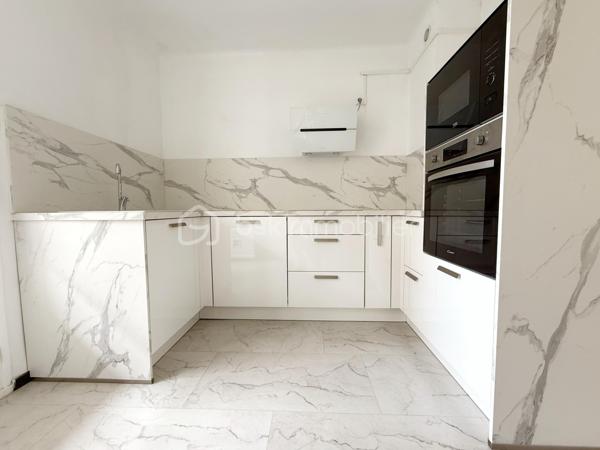 BÉZIERS – CARRÉ D’HORT – APPARTEMENT T3 DE 54 m² – PARKING – CAVE – LOGGIA

📍Situé dans le quartier recherché du Carré d’Hort à Béziers, au sein d’une résidence calme et entourée d’espaces verts, découvrez cet appartement T3 de 54 m² rénové. À proximité immédiate des commerces, des écoles, des transports et des principaux axes routiers, il offre un cadre de vie agréable, idéal pour un premier achat ou un investissement.

🔹 Appartement :
• Salon / séjour lumineux avec vue dégagée sur un parc arboré
• Cuisine aménagée et entièrement équipée
• Loggia 
• 2 chambres avec espaces dressing
• Salle d’eau avec douche
• WC indépendant

✨ Les + :
• Appartement rénové récemment
• Cuisine neuve et entièrement équipée
• Cumulus récent
• Place de parking privative
• Cave privative

ℹ️ Copropriété :
• Charges : 110 € / mois
• Comprenant : chauffage collectif au gaz, provision sur la consommation d’eau, entretien et électricité des parties communes et frais de gestion.

📩 Contactez-moi pour plus d’informations ou organiser une visite.