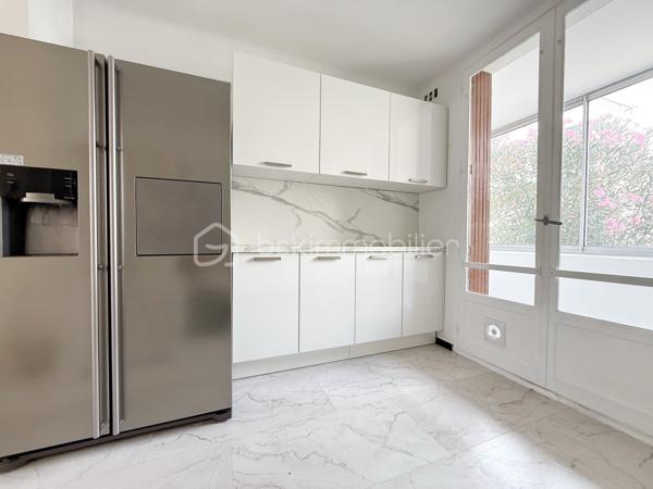 BÉZIERS – CARRÉ D’HORT – APPARTEMENT T3 DE 54 m² – PARKING – CAVE – LOGGIA

📍Situé dans le quartier recherché du Carré d’Hort à Béziers, au sein d’une résidence calme et entourée d’espaces verts, découvrez cet appartement T3 de 54 m² rénové. À proximité immédiate des commerces, des écoles, des transports et des principaux axes routiers, il offre un cadre de vie agréable, idéal pour un premier achat ou un investissement.

🔹 Appartement :
• Salon / séjour lumineux avec vue dégagée sur un parc arboré
• Cuisine aménagée et entièrement équipée
• Loggia 
• 2 chambres avec espaces dressing
• Salle d’eau avec douche
• WC indépendant

✨ Les + :
• Appartement rénové récemment
• Cuisine neuve et entièrement équipée
• Cumulus récent
• Place de parking privative
• Cave privative

ℹ️ Copropriété :
• Charges : 110 € / mois
• Comprenant : chauffage collectif au gaz, provision sur la consommation d’eau, entretien et électricité des parties communes et frais de gestion.

📩 Contactez-moi pour plus d’informations ou organiser une visite.