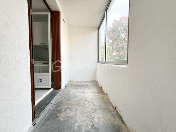 BÉZIERS – CARRÉ D’HORT – APPARTEMENT T3 DE 54 m² – PARKING – CAVE – LOGGIA

📍Situé dans le quartier recherché du Carré d’Hort à Béziers, au sein d’une résidence calme et entourée d’espaces verts, découvrez cet appartement T3 de 54 m² rénové. À proximité immédiate des commerces, des écoles, des transports et des principaux axes routiers, il offre un cadre de vie agréable, idéal pour un premier achat ou un investissement.

🔹 Appartement :
• Salon / séjour lumineux avec vue dégagée sur un parc arboré
• Cuisine aménagée et entièrement équipée
• Loggia 
• 2 chambres avec espaces dressing
• Salle d’eau avec douche
• WC indépendant

✨ Les + :
• Appartement rénové récemment
• Cuisine neuve et entièrement équipée
• Cumulus récent
• Place de parking privative
• Cave privative

ℹ️ Copropriété :
• Charges : 110 € / mois
• Comprenant : chauffage collectif au gaz, provision sur la consommation d’eau, entretien et électricité des parties communes et frais de gestion.

📩 Contactez-moi pour plus d’informations ou organiser une visite.