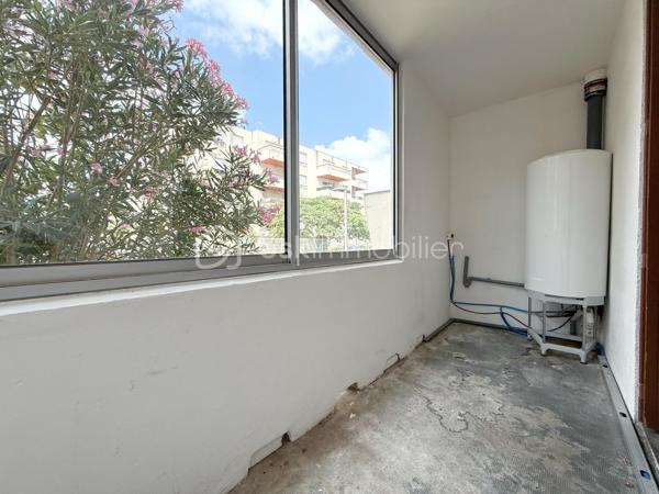 BÉZIERS – CARRÉ D’HORT – APPARTEMENT T3 DE 54 m² – PARKING – CAVE – LOGGIA

📍Situé dans le quartier recherché du Carré d’Hort à Béziers, au sein d’une résidence calme et entourée d’espaces verts, découvrez cet appartement T3 de 54 m² rénové. À proximité immédiate des commerces, des écoles, des transports et des principaux axes routiers, il offre un cadre de vie agréable, idéal pour un premier achat ou un investissement.

🔹 Appartement :
• Salon / séjour lumineux avec vue dégagée sur un parc arboré
• Cuisine aménagée et entièrement équipée
• Loggia 
• 2 chambres avec espaces dressing
• Salle d’eau avec douche
• WC indépendant

✨ Les + :
• Appartement rénové récemment
• Cuisine neuve et entièrement équipée
• Cumulus récent
• Place de parking privative
• Cave privative

ℹ️ Copropriété :
• Charges : 110 € / mois
• Comprenant : chauffage collectif au gaz, provision sur la consommation d’eau, entretien et électricité des parties communes et frais de gestion.

📩 Contactez-moi pour plus d’informations ou organiser une visite.
