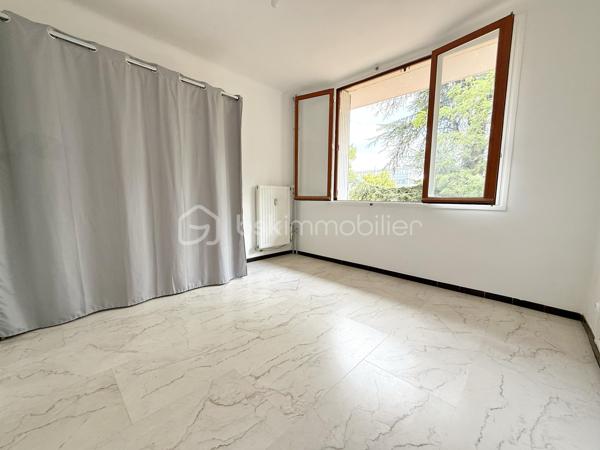 BÉZIERS – CARRÉ D’HORT – APPARTEMENT T3 DE 54 m² – PARKING – CAVE – LOGGIA

📍Situé dans le quartier recherché du Carré d’Hort à Béziers, au sein d’une résidence calme et entourée d’espaces verts, découvrez cet appartement T3 de 54 m² rénové. À proximité immédiate des commerces, des écoles, des transports et des principaux axes routiers, il offre un cadre de vie agréable, idéal pour un premier achat ou un investissement.

🔹 Appartement :
• Salon / séjour lumineux avec vue dégagée sur un parc arboré
• Cuisine aménagée et entièrement équipée
• Loggia 
• 2 chambres avec espaces dressing
• Salle d’eau avec douche
• WC indépendant

✨ Les + :
• Appartement rénové récemment
• Cuisine neuve et entièrement équipée
• Cumulus récent
• Place de parking privative
• Cave privative

ℹ️ Copropriété :
• Charges : 110 € / mois
• Comprenant : chauffage collectif au gaz, provision sur la consommation d’eau, entretien et électricité des parties communes et frais de gestion.

📩 Contactez-moi pour plus d’informations ou organiser une visite.