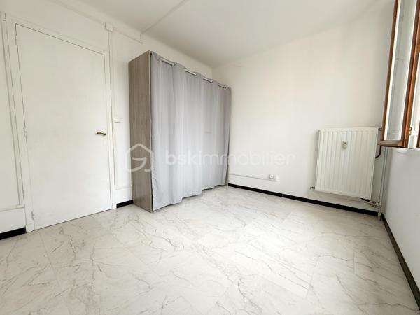 BÉZIERS – CARRÉ D’HORT – APPARTEMENT T3 DE 54 m² – PARKING – CAVE – LOGGIA

📍Situé dans le quartier recherché du Carré d’Hort à Béziers, au sein d’une résidence calme et entourée d’espaces verts, découvrez cet appartement T3 de 54 m² rénové. À proximité immédiate des commerces, des écoles, des transports et des principaux axes routiers, il offre un cadre de vie agréable, idéal pour un premier achat ou un investissement.

🔹 Appartement :
• Salon / séjour lumineux avec vue dégagée sur un parc arboré
• Cuisine aménagée et entièrement équipée
• Loggia 
• 2 chambres avec espaces dressing
• Salle d’eau avec douche
• WC indépendant

✨ Les + :
• Appartement rénové récemment
• Cuisine neuve et entièrement équipée
• Cumulus récent
• Place de parking privative
• Cave privative

ℹ️ Copropriété :
• Charges : 110 € / mois
• Comprenant : chauffage collectif au gaz, provision sur la consommation d’eau, entretien et électricité des parties communes et frais de gestion.

📩 Contactez-moi pour plus d’informations ou organiser une visite.