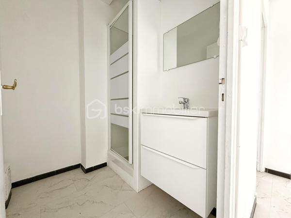 BÉZIERS – CARRÉ D’HORT – APPARTEMENT T3 DE 54 m² – PARKING – CAVE – LOGGIA

📍Situé dans le quartier recherché du Carré d’Hort à Béziers, au sein d’une résidence calme et entourée d’espaces verts, découvrez cet appartement T3 de 54 m² rénové. À proximité immédiate des commerces, des écoles, des transports et des principaux axes routiers, il offre un cadre de vie agréable, idéal pour un premier achat ou un investissement.

🔹 Appartement :
• Salon / séjour lumineux avec vue dégagée sur un parc arboré
• Cuisine aménagée et entièrement équipée
• Loggia 
• 2 chambres avec espaces dressing
• Salle d’eau avec douche
• WC indépendant

✨ Les + :
• Appartement rénové récemment
• Cuisine neuve et entièrement équipée
• Cumulus récent
• Place de parking privative
• Cave privative

ℹ️ Copropriété :
• Charges : 110 € / mois
• Comprenant : chauffage collectif au gaz, provision sur la consommation d’eau, entretien et électricité des parties communes et frais de gestion.

📩 Contactez-moi pour plus d’informations ou organiser une visite.