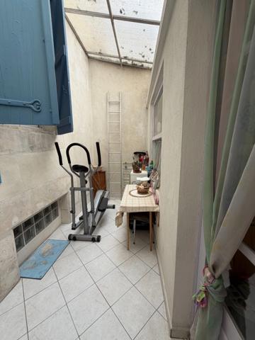 La Rochefoucauld. Immeuble avec magasin et appartement
