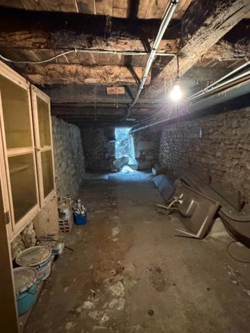 La Rochefoucauld. Immeuble avec magasin et appartement