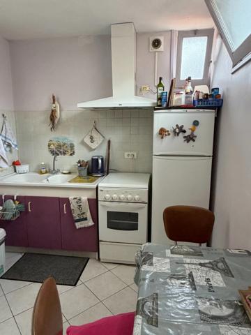 La Rochefoucauld. Immeuble avec magasin et appartement