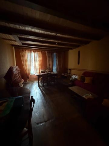 La Rochefoucauld. Immeuble avec magasin et appartement