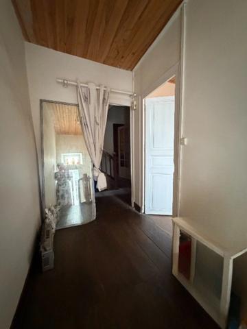 La Rochefoucauld. Immeuble avec magasin et appartement