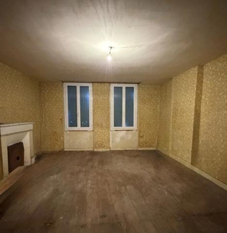 La Rochefoucauld. Immeuble avec magasin et appartement