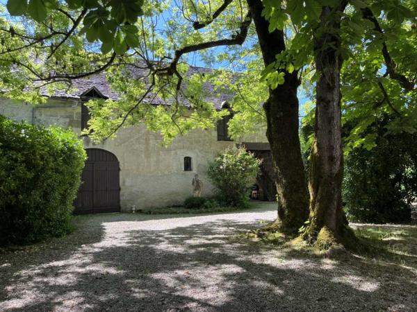 Maison ancienne - Terrasson En Périgord Noir, en pleine ville, maison bourgeoise construite en 1822 avec jardin d'environ 1300 m² et dépendance.