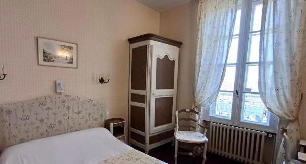 Propriété à vendre 21 pièces CARCASSONNE (11) 18 chambres, 1340 m², 2 hangars 668 m², parking, jardin 350 m²