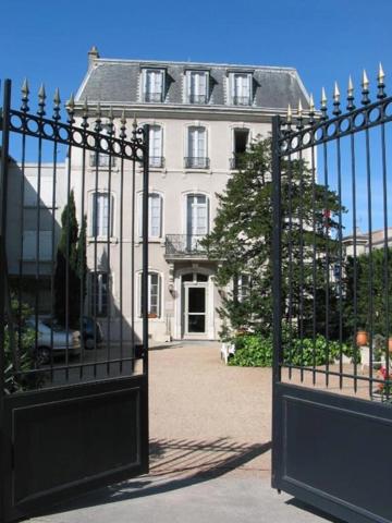 Propriété à vendre 21 pièces CARCASSONNE (11) 18 chambres, 1340 m², 2 hangars 668 m², parking, jardin 350 m²