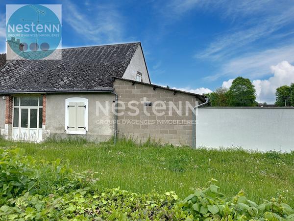 Découvrez cette maison de charme à vendre en plein centre de Chitenay. Corps de ferme de 1850 avec hangar, dépendances aménageables et grand terrain constructible de 1 800 m². Fort potentiel, à visiter avec l'agence Nestenn Blois !