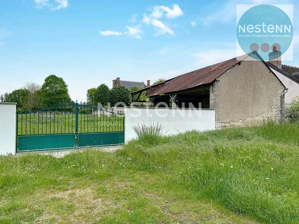 Découvrez cette maison de charme à vendre en plein centre de Chitenay. Corps de ferme de 1850 avec hangar, dépendances aménageables et grand terrain constructible de 1 800 m². Fort potentiel, à visiter avec l'agence Nestenn Blois !