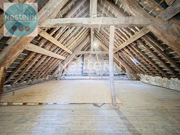 Découvrez cette maison de charme à vendre en plein centre de Chitenay. Corps de ferme de 1850 avec hangar, dépendances aménageables et grand terrain constructible de 1 800 m². Fort potentiel, à visiter avec l'agence Nestenn Blois !