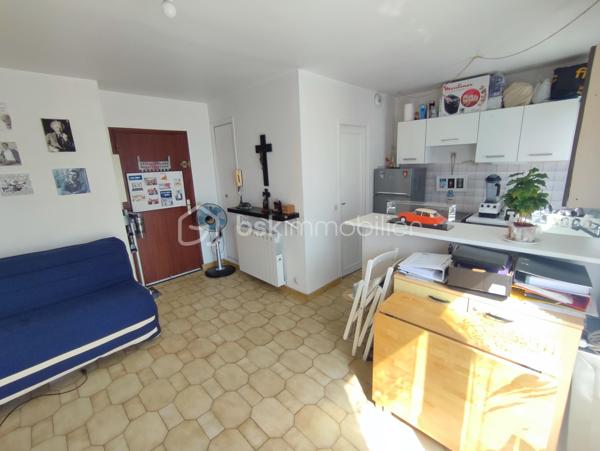 Idéalement situé sur LE PLATEAU et dans petite résidence, STUDIO lumineux comprenant pièce à vivre, cuisine ouverte et salle d'eau avec wc. Cave et parking. Faibles charges.