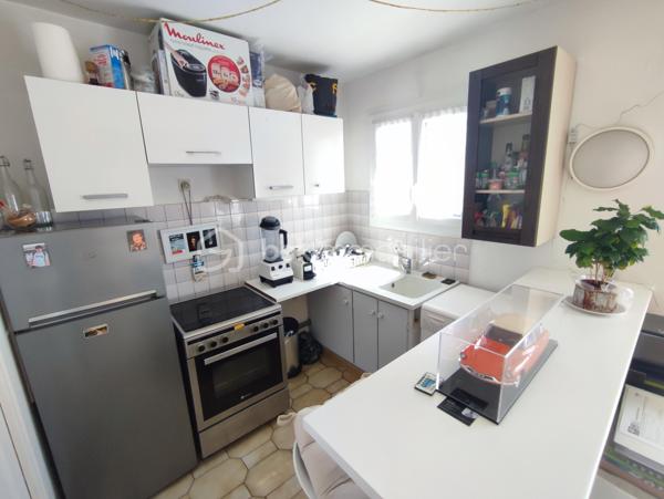 Idéalement situé sur LE PLATEAU et dans petite résidence, STUDIO lumineux comprenant pièce à vivre, cuisine ouverte et salle d'eau avec wc. Cave et parking. Faibles charges.