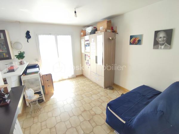 Idéalement situé sur LE PLATEAU et dans petite résidence, STUDIO lumineux comprenant pièce à vivre, cuisine ouverte et salle d'eau avec wc. Cave et parking. Faibles charges.