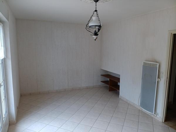 Vente maison de ville Chauvigny (86300), 80.00m² avec 5 pièce(s) dont 3 chambre(s) sur 750.00m² de terrain. La Bruyere Immobilier