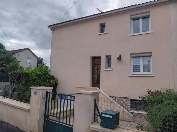 Vente maison de ville Chauvigny (86300), 80.00m² avec 5 pièce(s) dont 3 chambre(s) sur 750.00m² de terrain. La Bruyere Immobilier