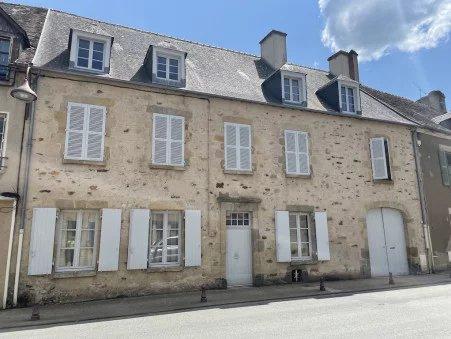 Magnifique maison de maître dans un beau village médiéval